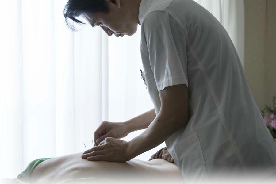 飯田橋・神楽坂や市ヶ谷で、膝痛・五十肩のマッサージ鍼灸といえば、国家資格者常駐・開設2011年のはりきゅうマッサージ楽楽へ